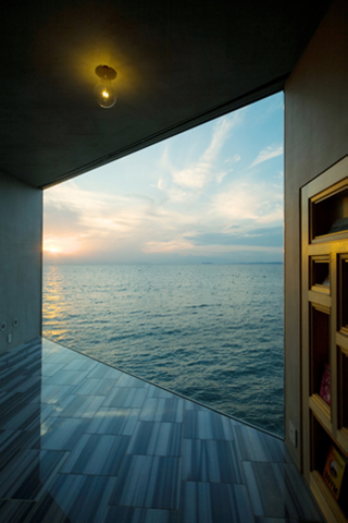 Illustration for article titled A house whose pristine ocean views are optical illusions